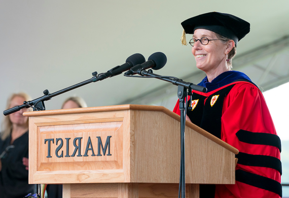 博士图像. Catherine Kodat speaking during commencement.