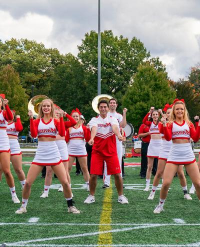 欢呼leaders performing at homecoming